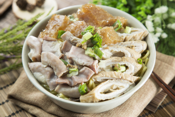 Mẹo làm sạch và khử mùi hôi lòng heo cực đơn giản