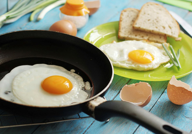 Mẹo làm món trứng ốp la luôn tròn, không dính