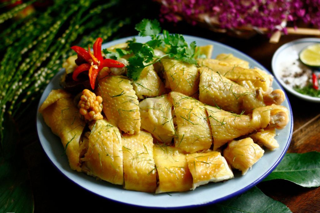 Vì sao gà luộc ăn kèm lá chanh?