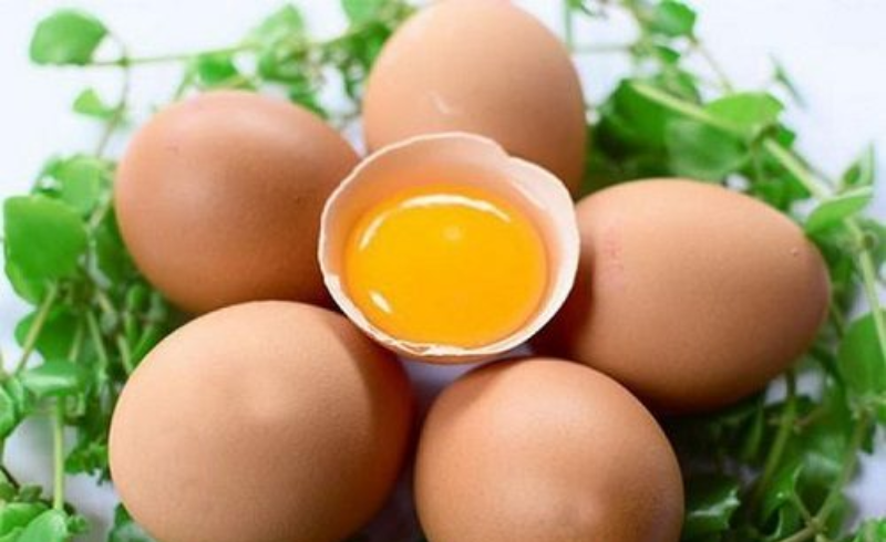 Có nên ăn sáng với trứng kết hợp uống sữa?