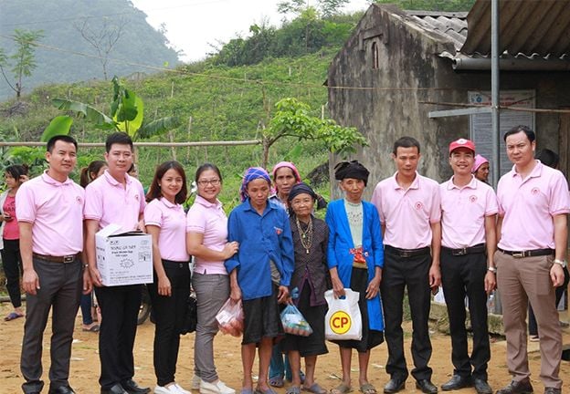 C.P. Việt Nam sẻ chia khó khăn cùng đồng bào bị lũ quét tại Đà Bắc, Hòa Bình