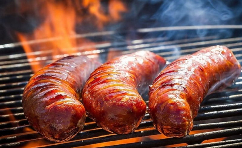 Bật mí cách ướp xúc xích nướng ngon tròn, đậm vị bạn nên biết!