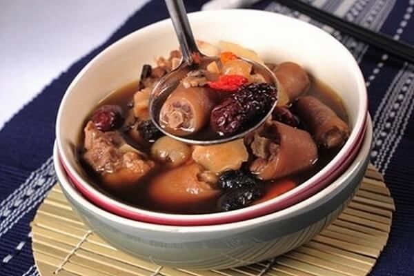 Cách làm chân giò hầm thuốc bắc bổ dưỡng cho gia đình