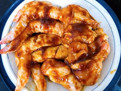 Cánh gà rửa sạch với nước muối loãng
