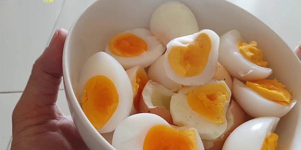 Những cảnh báo mẹ cần lưu ý khi cho bé ăn trứng – Thực phẩm sạch 3F