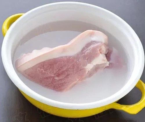 Cách rửa thịt heo hết hôi