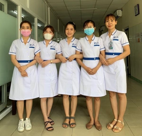 Công Ty Đồng Phục Hoa Tay - Đồng Phục Điều Dưỡng Bệnh Viện Perfect