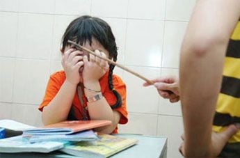 Khi Con Bị Cô Giáo Mầm Non Đánh - Phụ Huynh Nên Làm Gì?