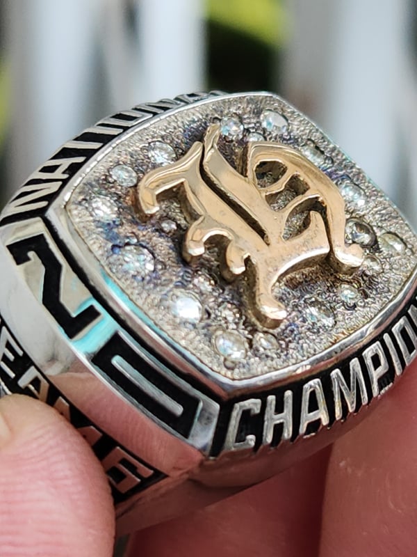 nhẫn mỹ xưa national champions logo vàng 10k xoàn thiên nhiên