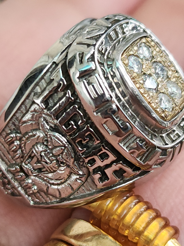 nhẫn mỹ xưa hãng HJ ULT đính kim cương thiên nhiên