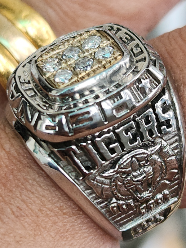 nhẫn mỹ xưa hãng HJ ULT đính kim cương thiên nhiên