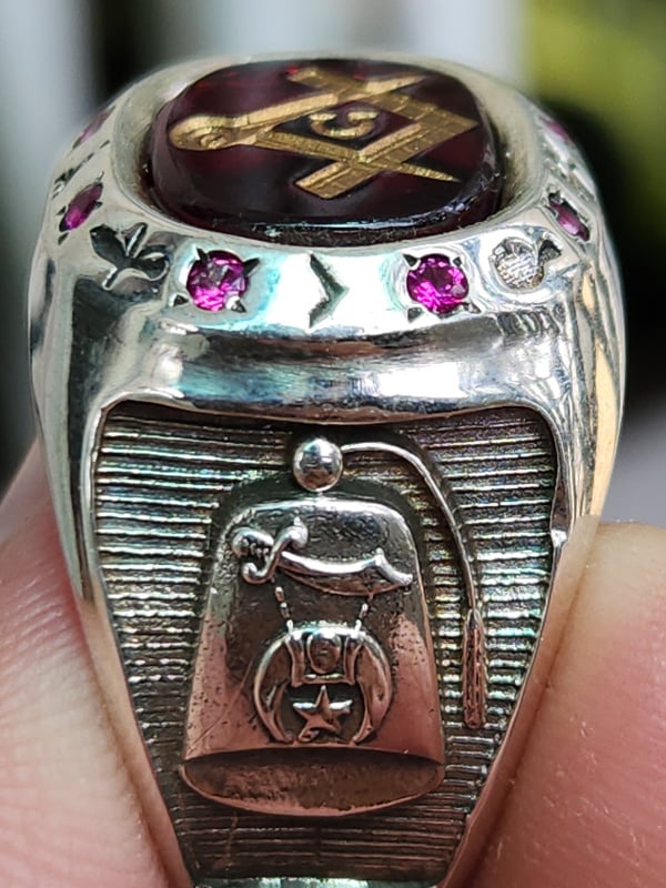 nhẫn mỹ xưa masonic hột đỏ màu ruby dát vàng