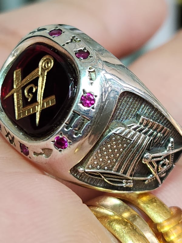 nhẫn mỹ xưa masonic hột đỏ màu ruby dát vàng