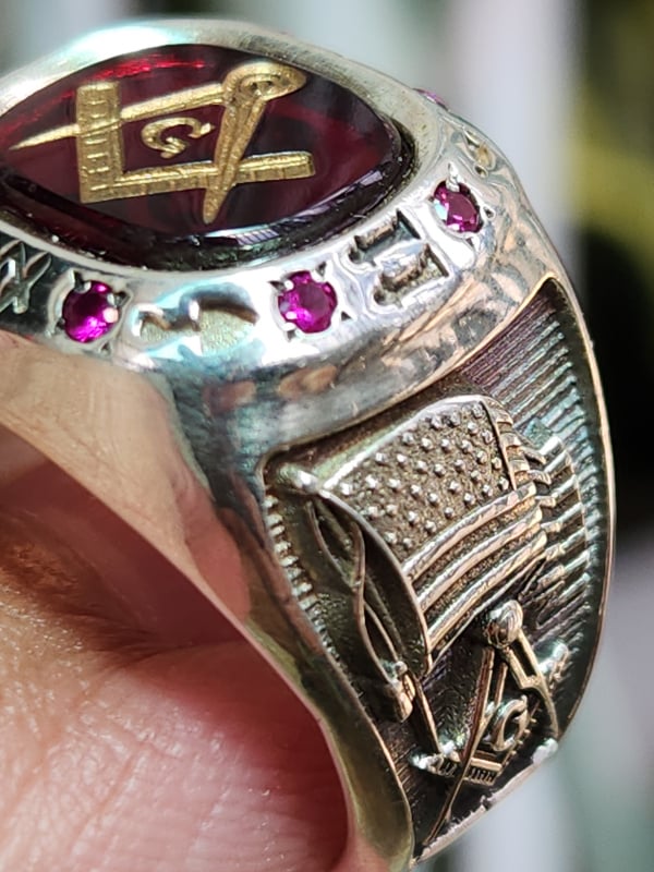 nhẫn mỹ xưa masonic hột đỏ màu ruby dát vàng