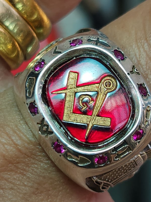 nhẫn mỹ xưa masonic hột đỏ màu ruby dát vàng