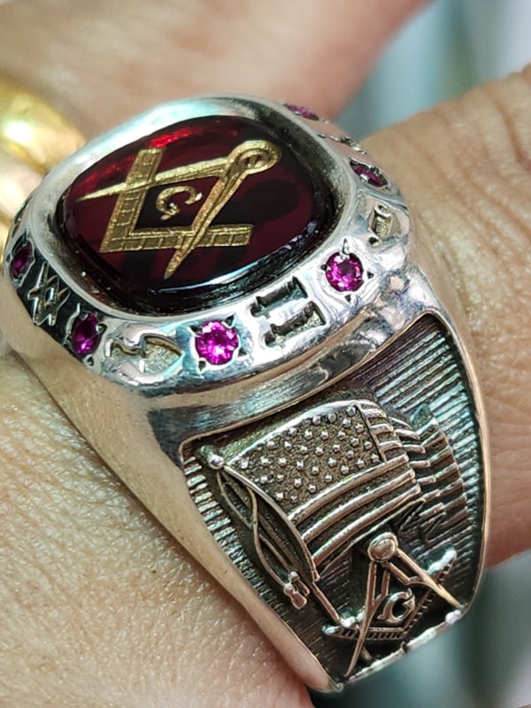 nhẫn mỹ xưa masonic hột đỏ màu ruby dát vàng