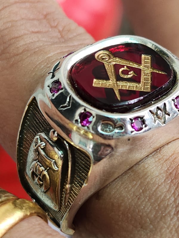nhẫn mỹ xưa masonic hột đỏ màu ruby dát vàng