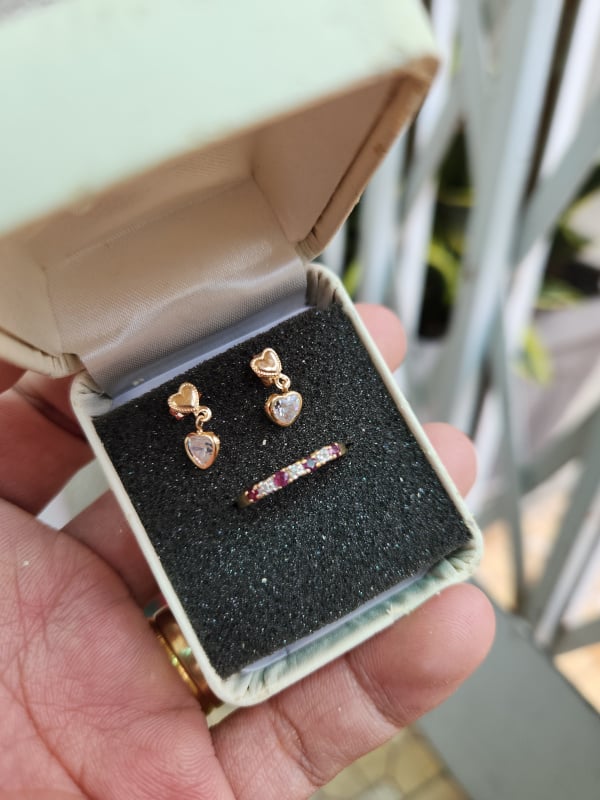 bộ bông tai vàng 10k đính đá hình tim và nhẫn vàng 10k gắn ruby xoàn thiên nhiên