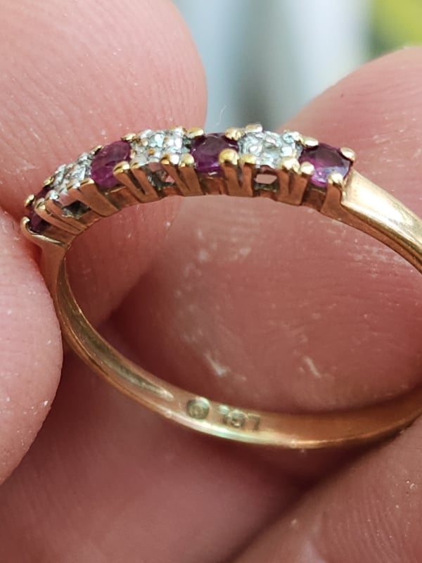bộ bông tai vàng 10k đính đá hình tim và nhẫn vàng 10k gắn ruby xoàn thiên nhiên