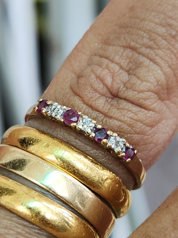 bộ bông tai vàng 10k đính đá hình tim và nhẫn vàng 10k gắn ruby xoàn thiên nhiên