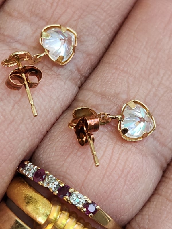bộ bông tai vàng 10k đính đá hình tim và nhẫn vàng 10k gắn ruby xoàn thiên nhiên