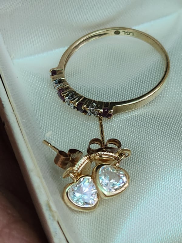 bộ bông tai vàng 10k đính đá hình tim và nhẫn vàng 10k gắn ruby xoàn thiên nhiên