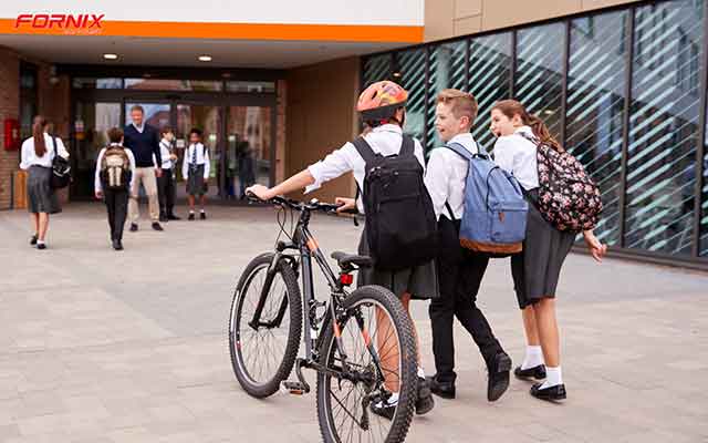 Vì sao cha mẹ nên để trẻ đạp xe đi học