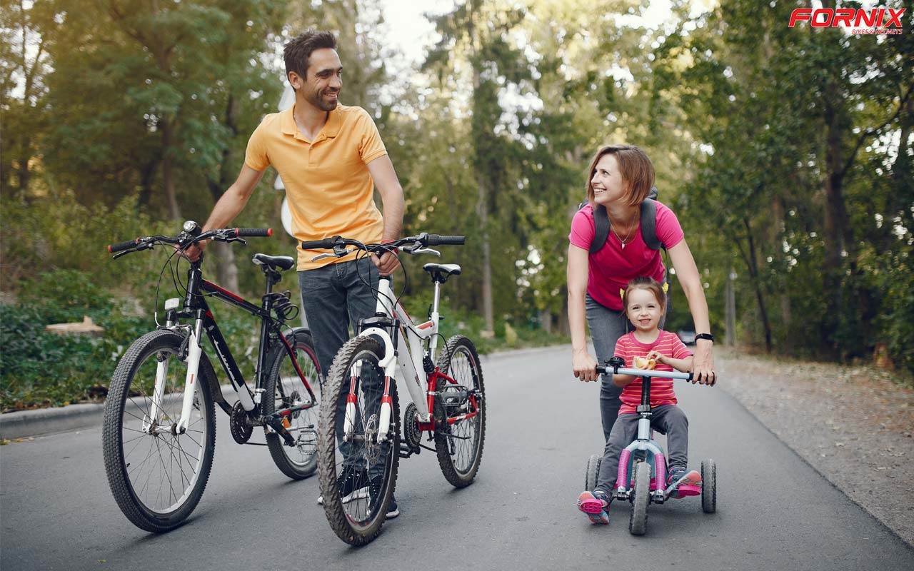 đạp xe cùng gia đình