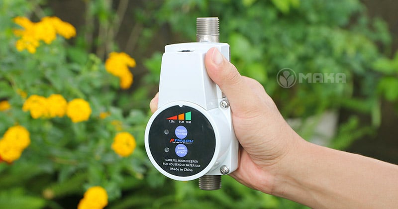 kich-thuoc-may-bom-tang-ap-mini-rymaru-ry-01tb-cam-tren-tay