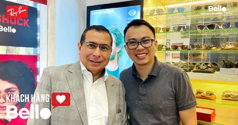 Khách hàng mua kính Ray-Ban chính hãng tại Bello