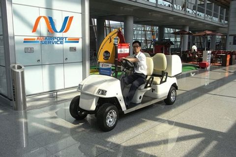 hành khách được chở miễn phí bằng xe ô tô điện trong khu vực cách ly đi quốc tế thuộc sân bay Nội Bài.