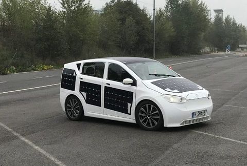 Công ty khởi nghiệp Sono Motors của Đức giới thiệu một mẫu xe ô tô điện tích hợp năng lượng mặt trời