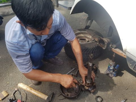 Sửa chữa xe bus điện
