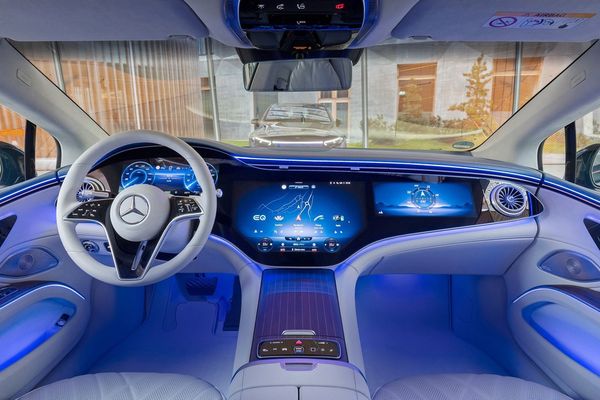 Nội thất của Mercedes-Benz EQS mang hơi hướm tương lai, tối giản