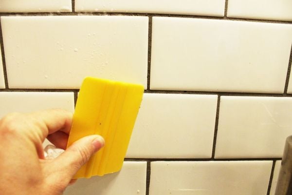 Tuyệt chiêu đơn giản làm sạch tấm chắn tường bếp