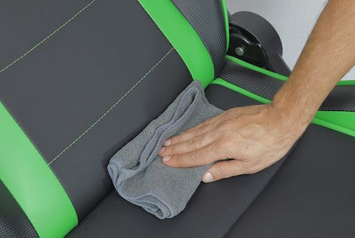 Cách vệ sinh ghế gaming bằng khăn ẩm