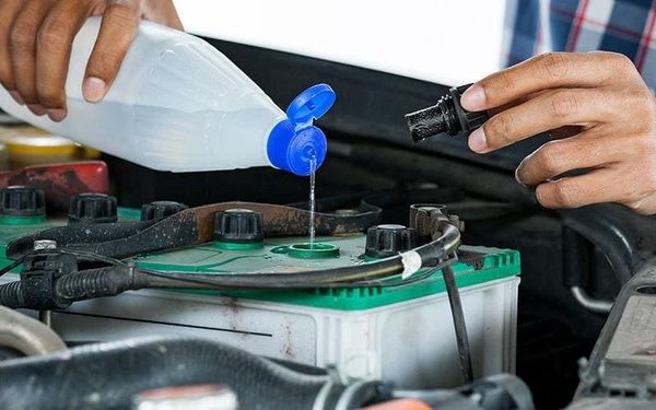 Một số lưu ý khi phục hồi ắc quy bị chai - Không châm hóa chất quá nhanh