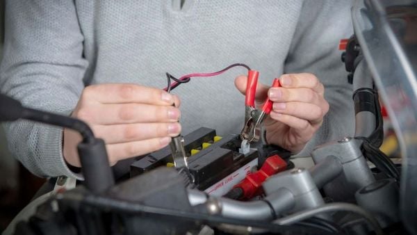So sánh pin lithium và ắc quy axit chì về khả năng sạc và thời gian sạc - Pin lithium nổi bật với tốc độ sạc nhanh