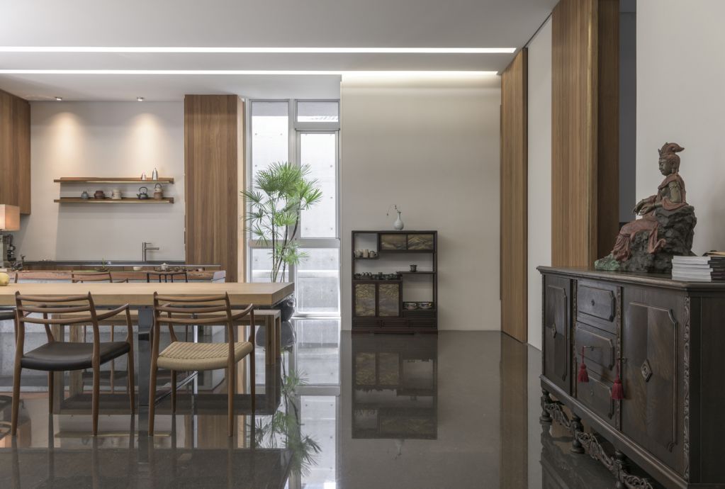 Thiết kế thoáng đãng đối lập với mật độ xây dựng bên ngoài cao