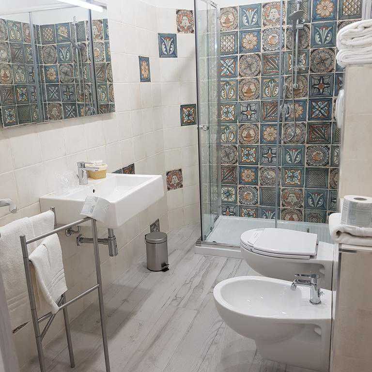 Gạch hoa văn ốp mảng tường trang trí phòng tắm