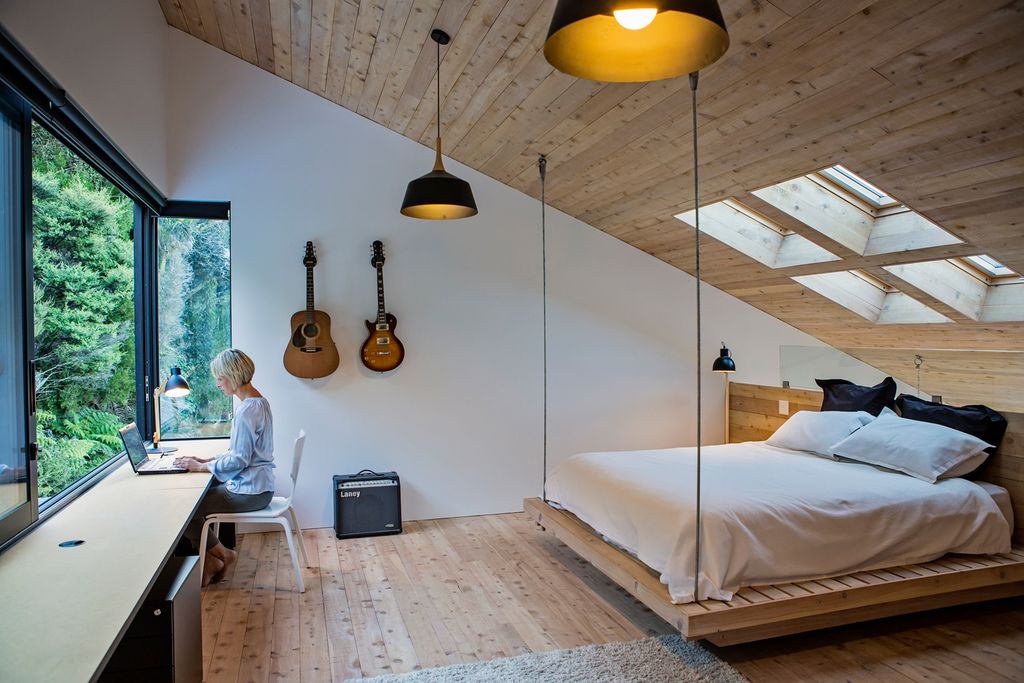 Phòng ngủ được thiết kế với cấu trúc dạng gác mái thân mật