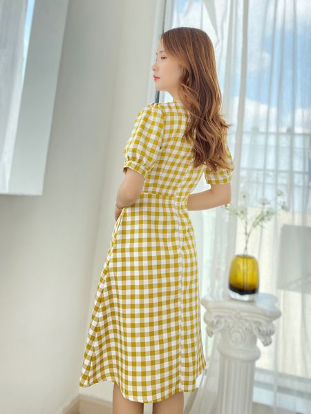 Làm mới outfit hè với họa tiết kẻ sọc ca rô