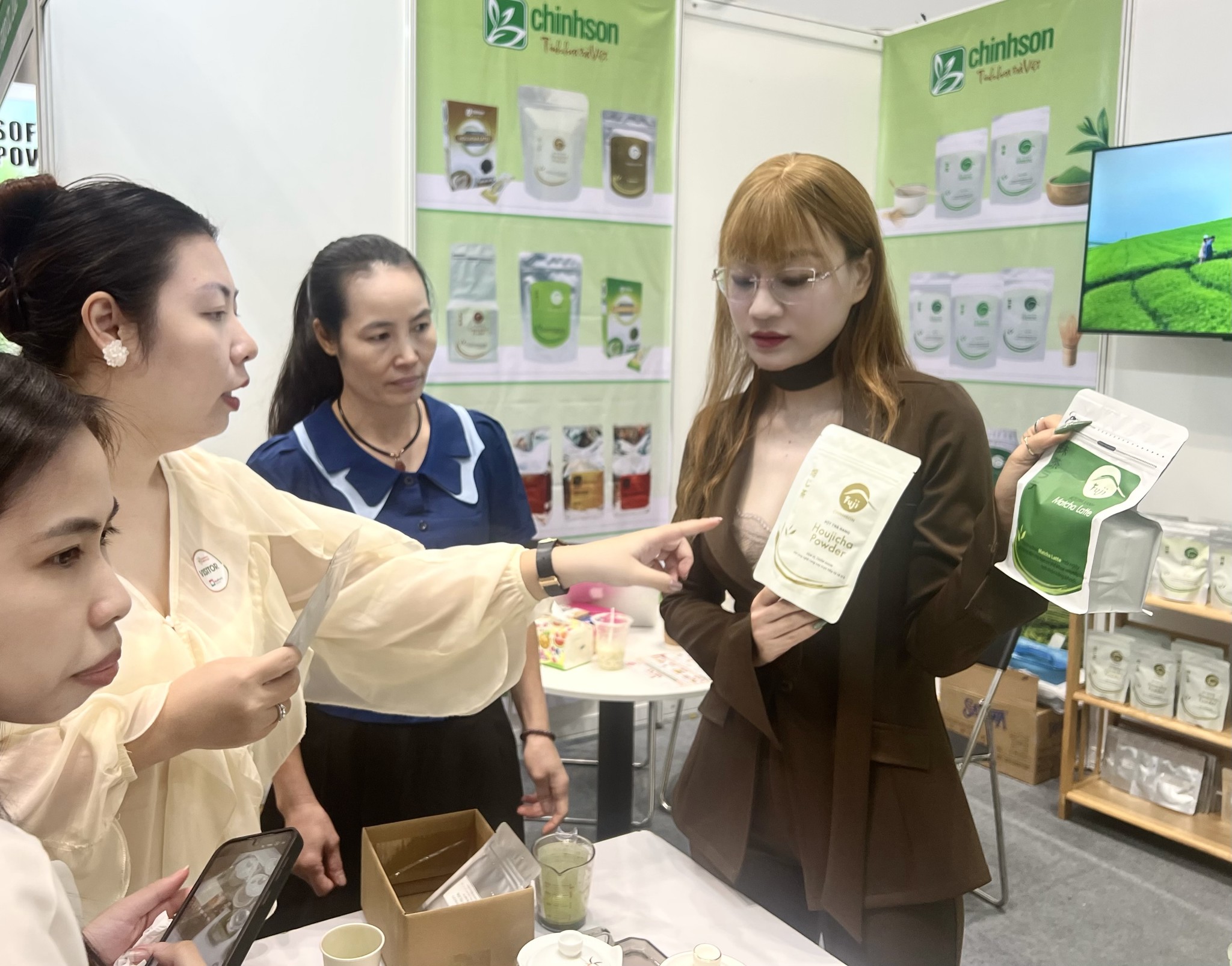 Ngày thứ 2 tại Vietfood & Propack Vietnam 2025 - Gian hàng Trà Chính Sơn tiếp tục “hút khách”