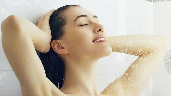 Tắm quá lâu hoặc nước quá nóng vào ban đêm sẽ khiến da bị mất nước và khô ráp hơn