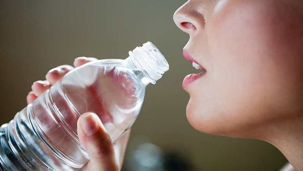 Uống đủ nước giúp cơ thể khỏe mạnh và giữ được vẻ ngoài trẻ trung