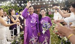 [Vietnamnet] Đám cưới bên biển Thanh Hóa của mẹ đơn thân tuổi 54 và Việt kiều Úc