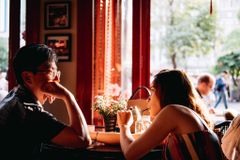 Làm thế nào để mỗi cuộc hẹn hò khiến ta hiểu nhau hơn thay vì điều tra hộ khẩu?
