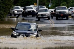 Không nên tự xử lý khi ôtô chết máy vì ngập nước, vì sao?