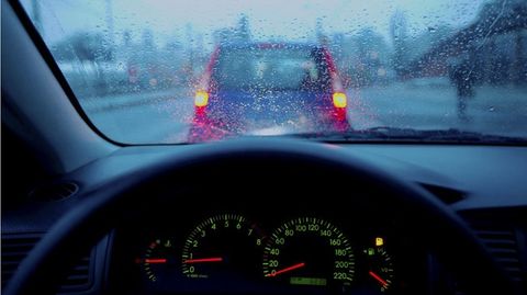 Cách xử lý hiện tượng mờ kính lái khi lái xe trời mưa