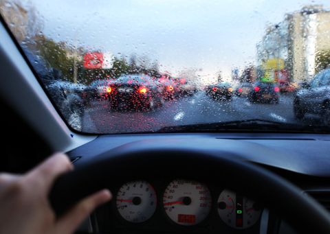 14 điều cần biết để lái xe an toàn dưới trời mưa to